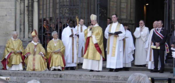 Saint Eloi 2006 - Bénédiction sur le parvis de la cathédrale